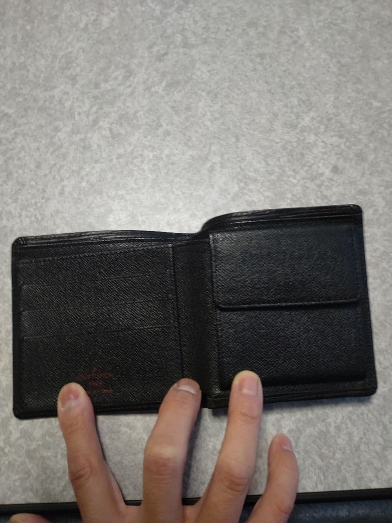 Louis Vuitton 二つ折り財布 黒 エピレザー