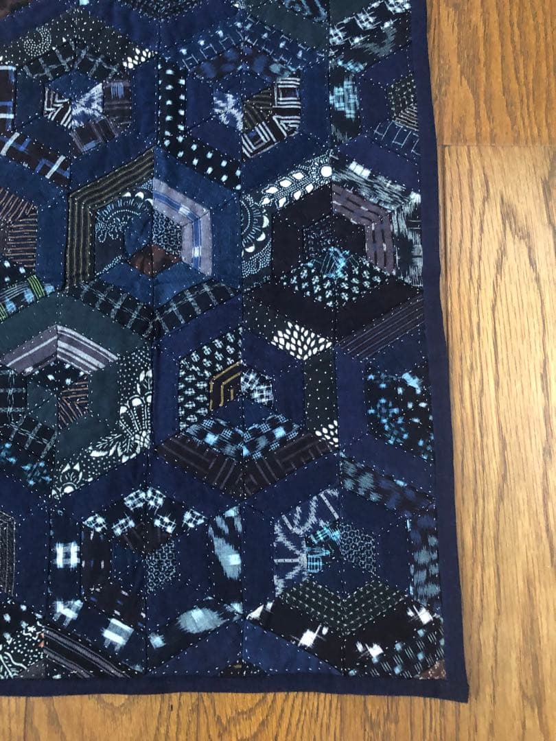 絣の亀甲柄のたタペストリー　テーブルセンター　約91 x 46cm