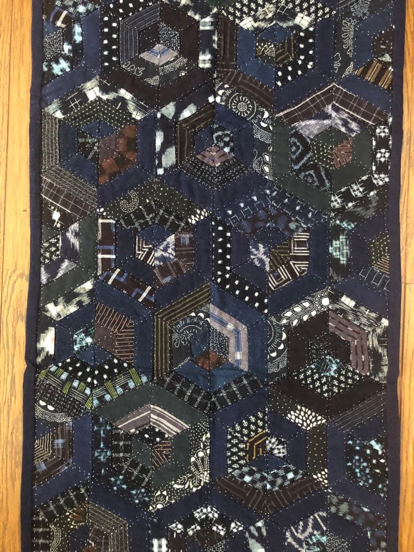 絣の亀甲柄のたタペストリー　テーブルセンター　約91 x 46cm