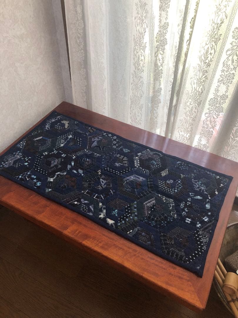 絣の亀甲柄のたタペストリー　テーブルセンター　約91 x 46cm