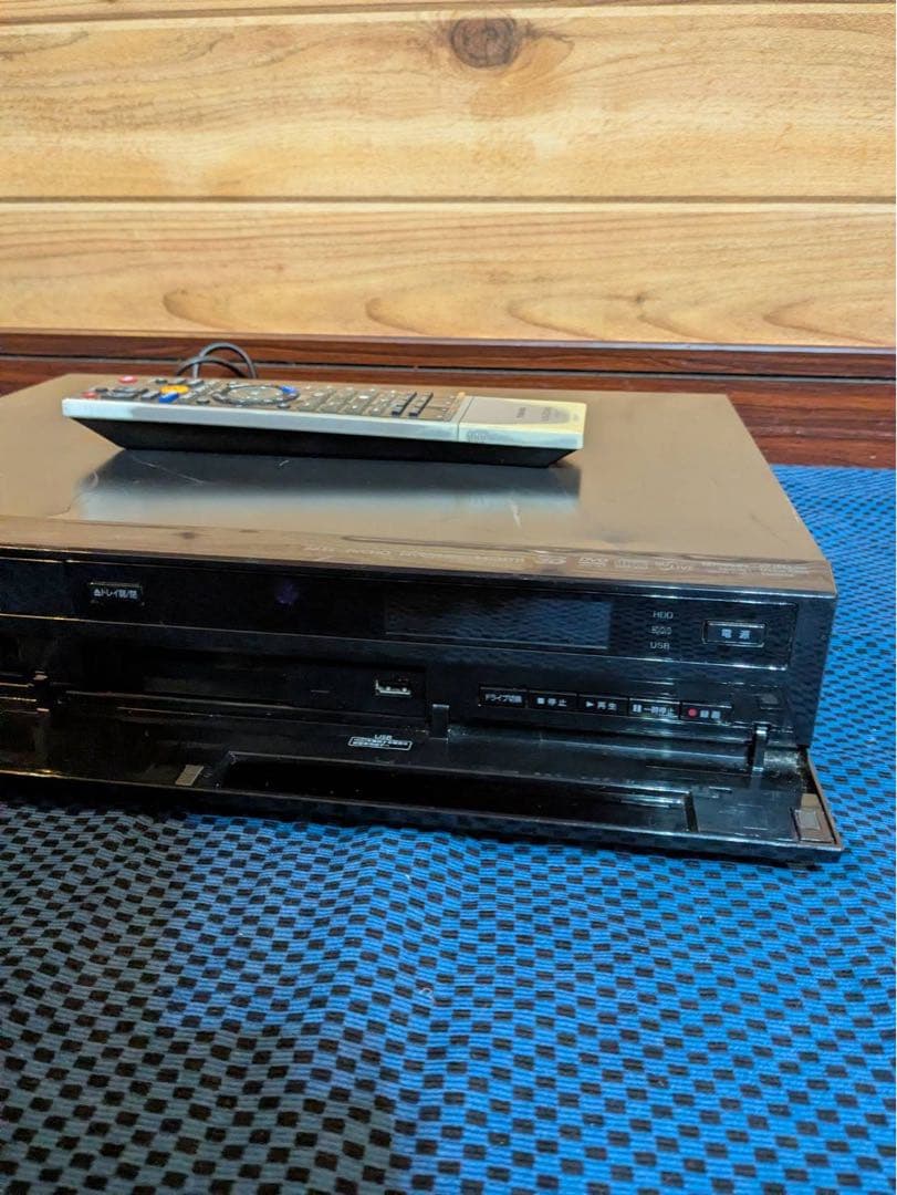 TOSHIBA 東芝 REGZA ブルーレイレコーダー　リモコン付き