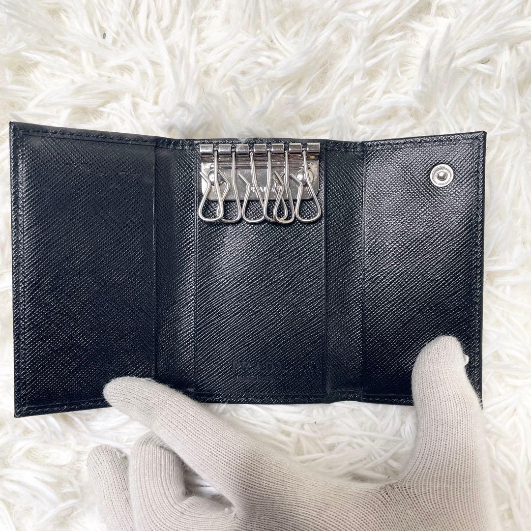 【極美品 現行】プラダ 6連キーケース サフィアーノ レザー ブラック 三角