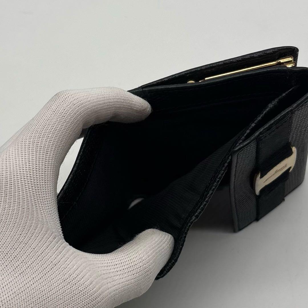 【極美品】Ferragamo レザー 二つ折り財布 ヴァラリボン 黒 コンパクト