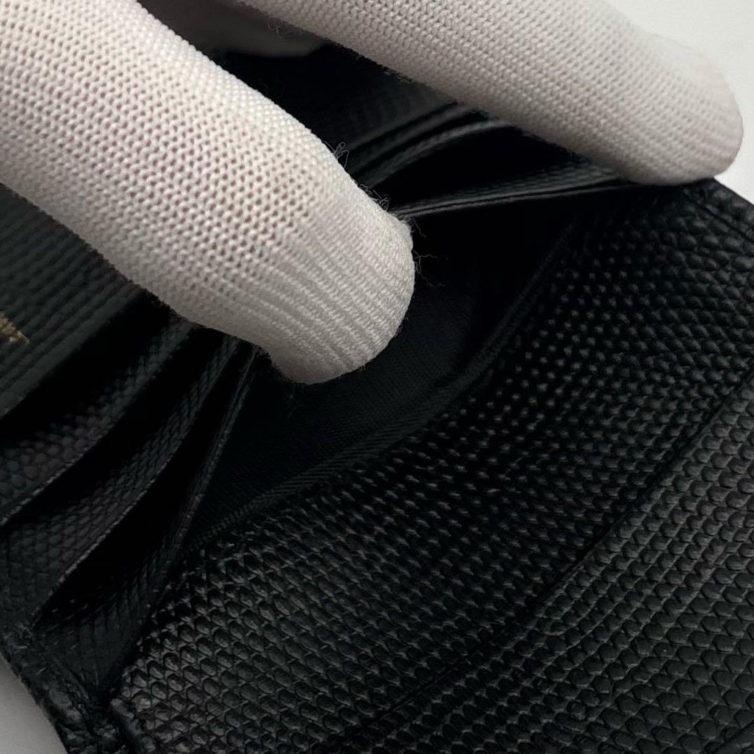 【極美品】Ferragamo レザー 二つ折り財布 ヴァラリボン 黒 コンパクト