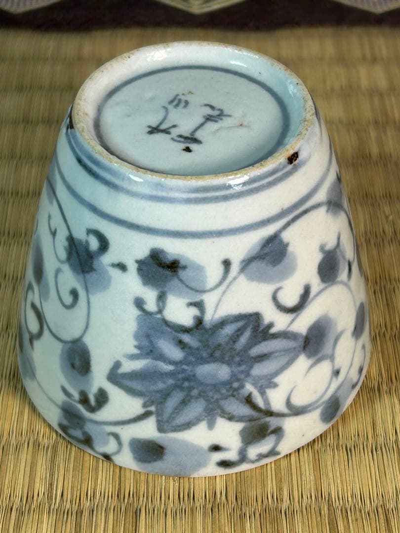 古伊万里蕎麦猪口・初期手 染付唐草　一部こんにゃく版 口縁部に金繕いあり