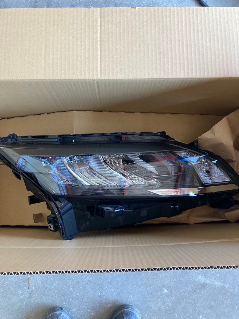 ニッサン　e13 ノート　右ヘッドライト