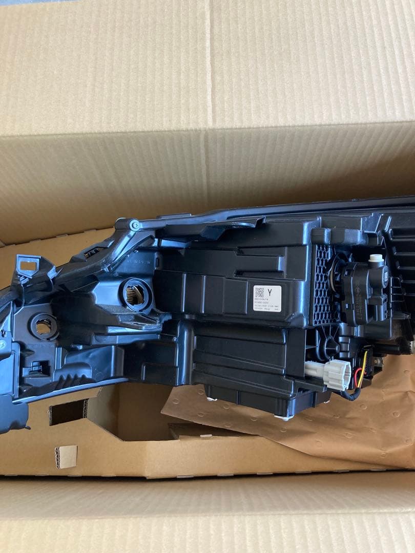 ニッサン　e13 ノート　右ヘッドライト