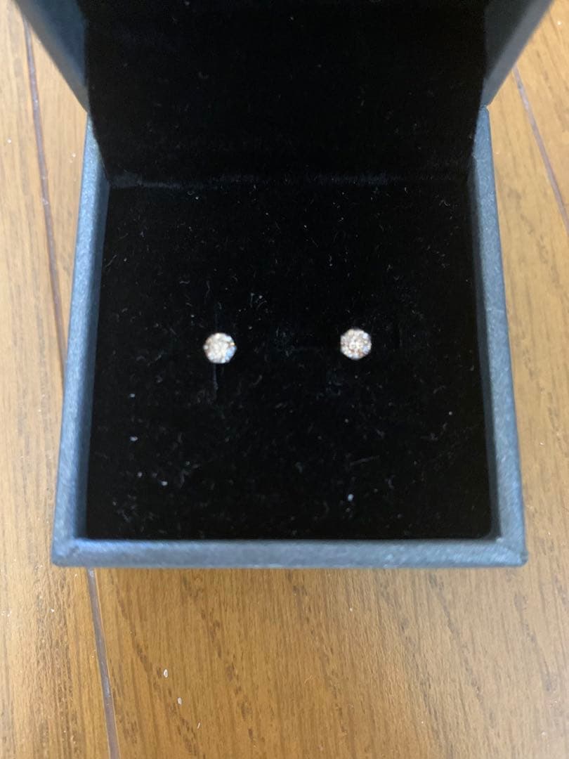 美品　天然ダイヤモンドPT0.3CTラウンドブリリアントカット　スタッドピアス