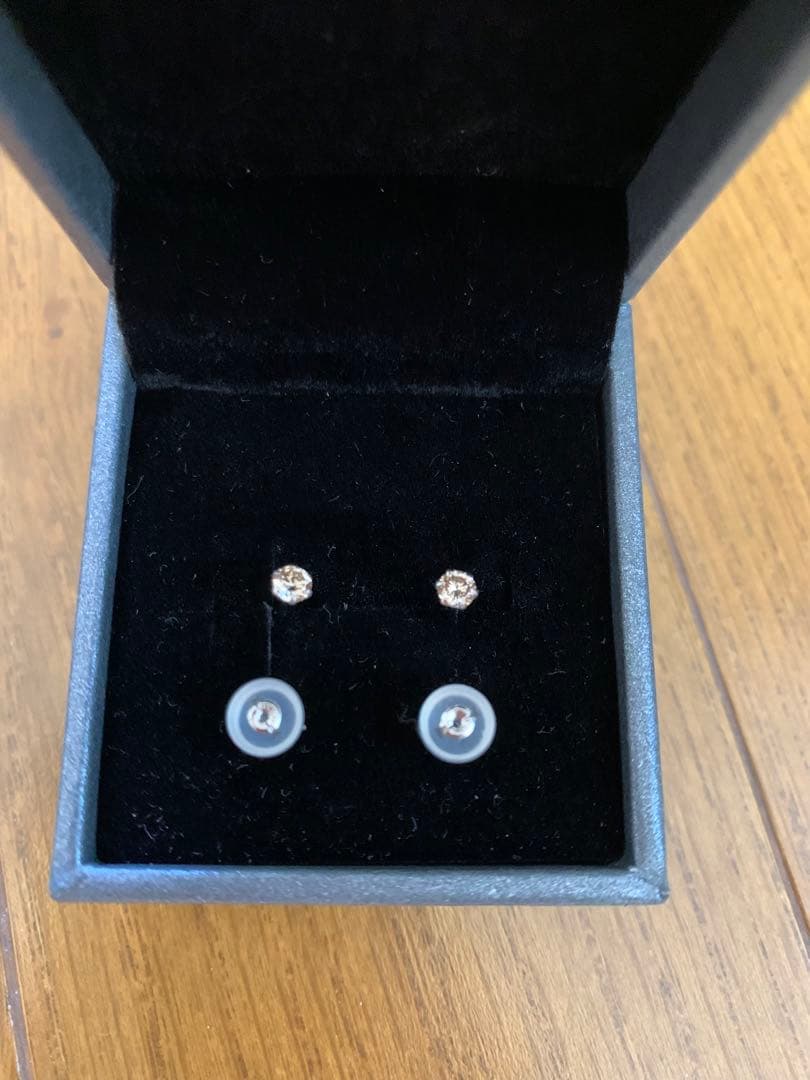 美品　天然ダイヤモンドPT0.3CTラウンドブリリアントカット　スタッドピアス