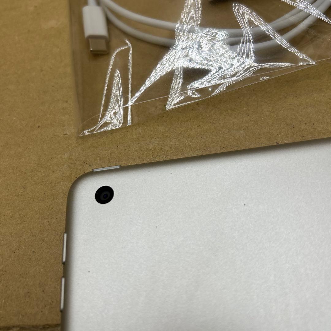 Apple iPad (第８世代) Wi-Fi 32GB シルバー