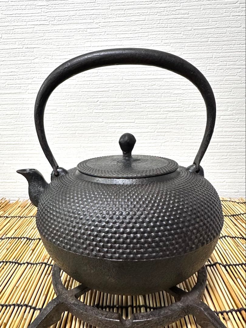 未使用品、タグ付　南部虎山工房前田知行造　１２型　南部鉄瓶　南部鉄器　鉄瓶