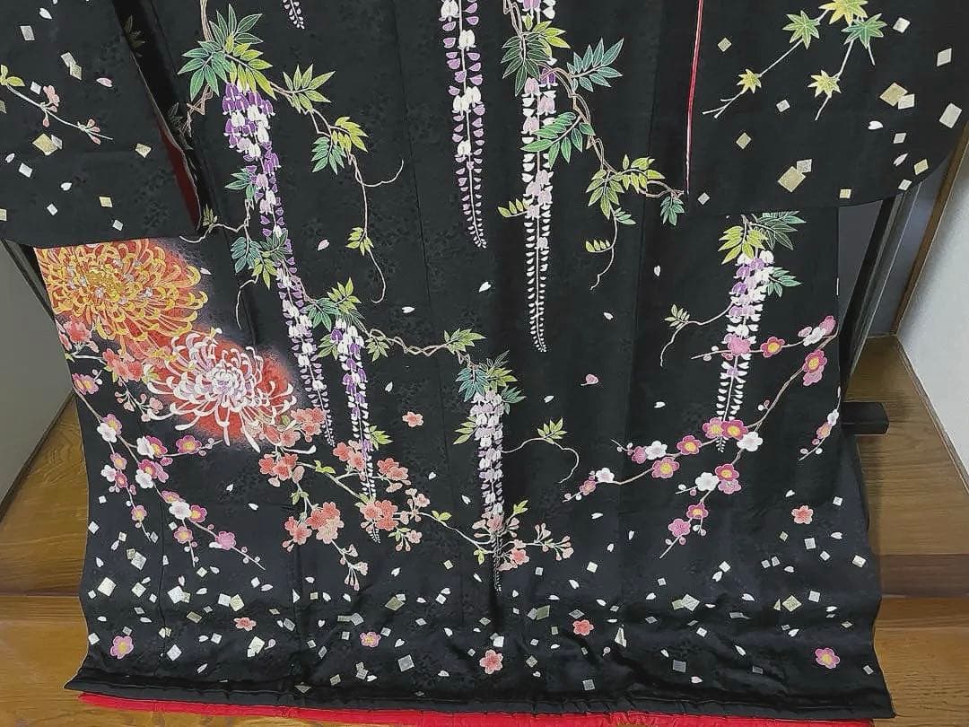 引き振袖　手描き友禅の黒に、乱菊と藤の花が咲き誇る作家物のお引きずり　花嫁衣装