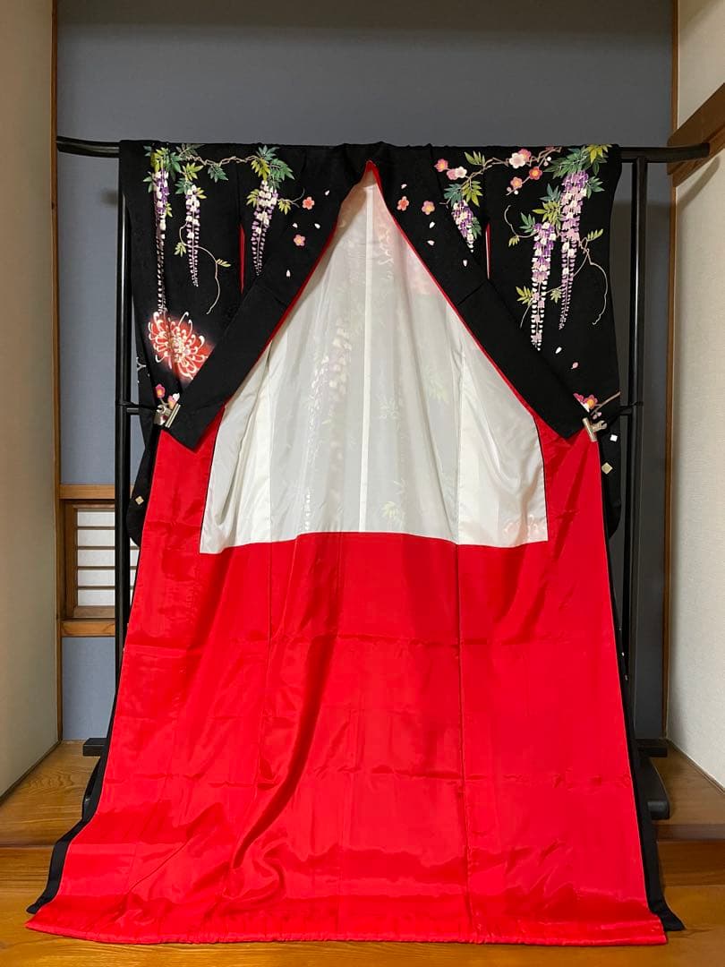 引き振袖　手描き友禅の黒に、乱菊と藤の花が咲き誇る作家物のお引きずり　花嫁衣装