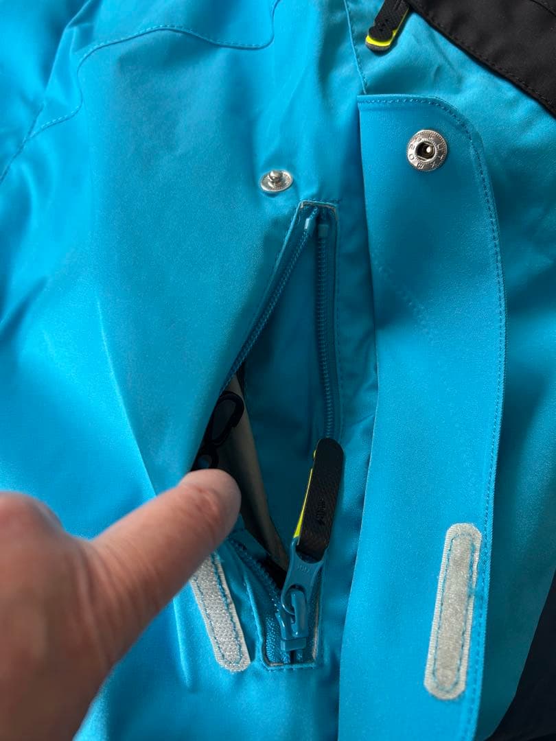 青のフード付きスキーウェア