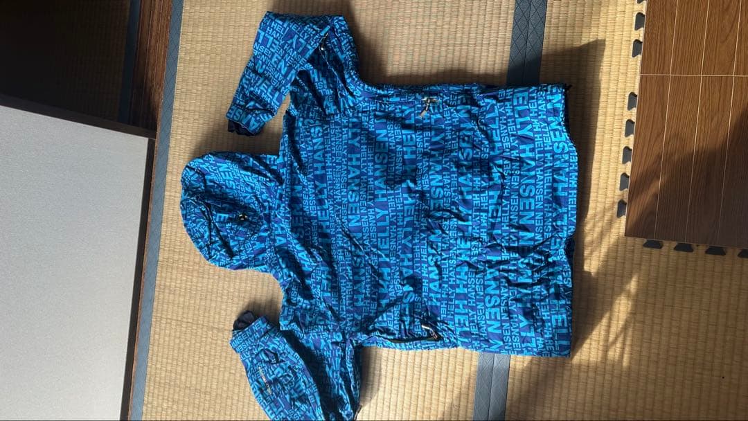 青いロゴ入りフード付きジャケット