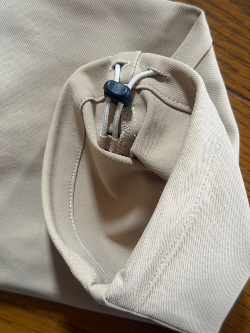 レディース、ゴルフパンツ ベージュ刺繍ロゴ、新品タグ付き！