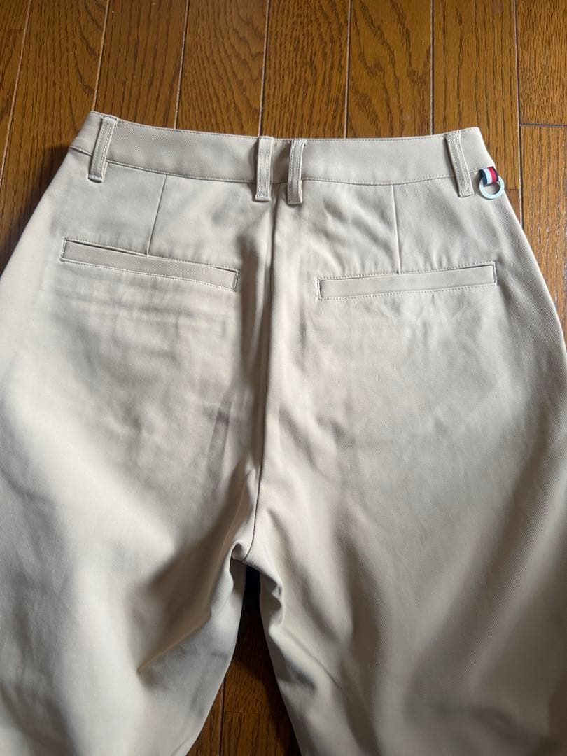 レディース、ゴルフパンツ ベージュ刺繍ロゴ、新品タグ付き！