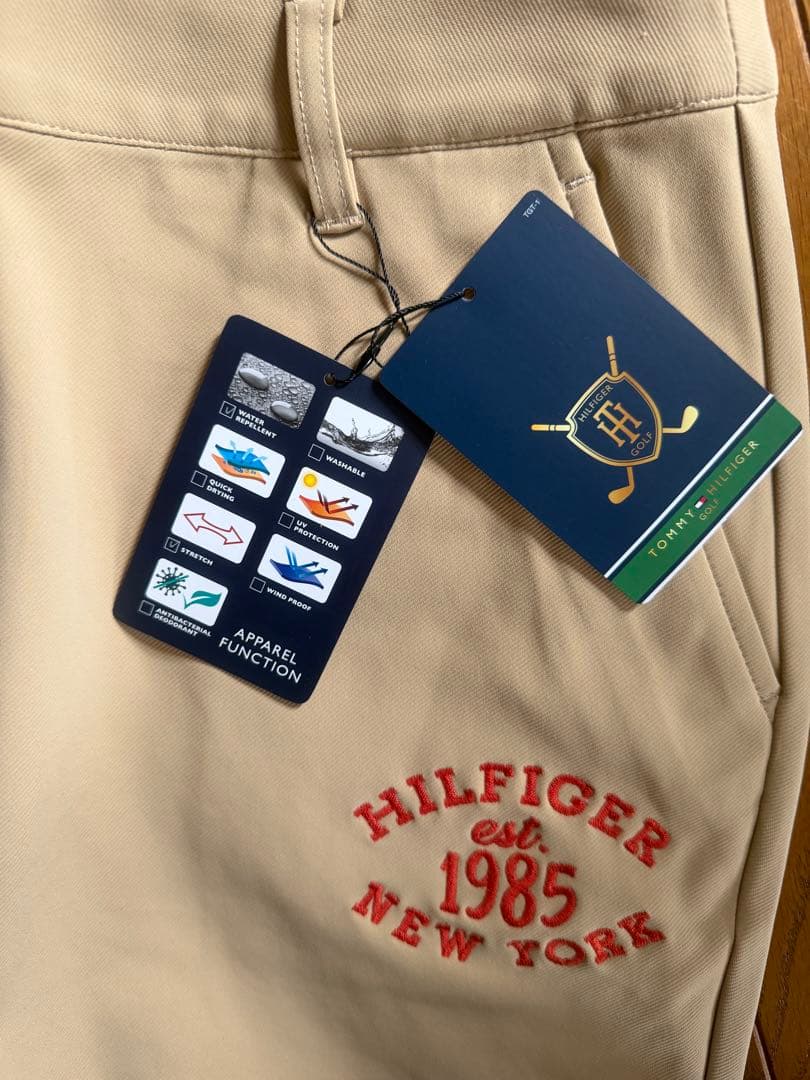 レディース、ゴルフパンツ ベージュ刺繍ロゴ、新品タグ付き！