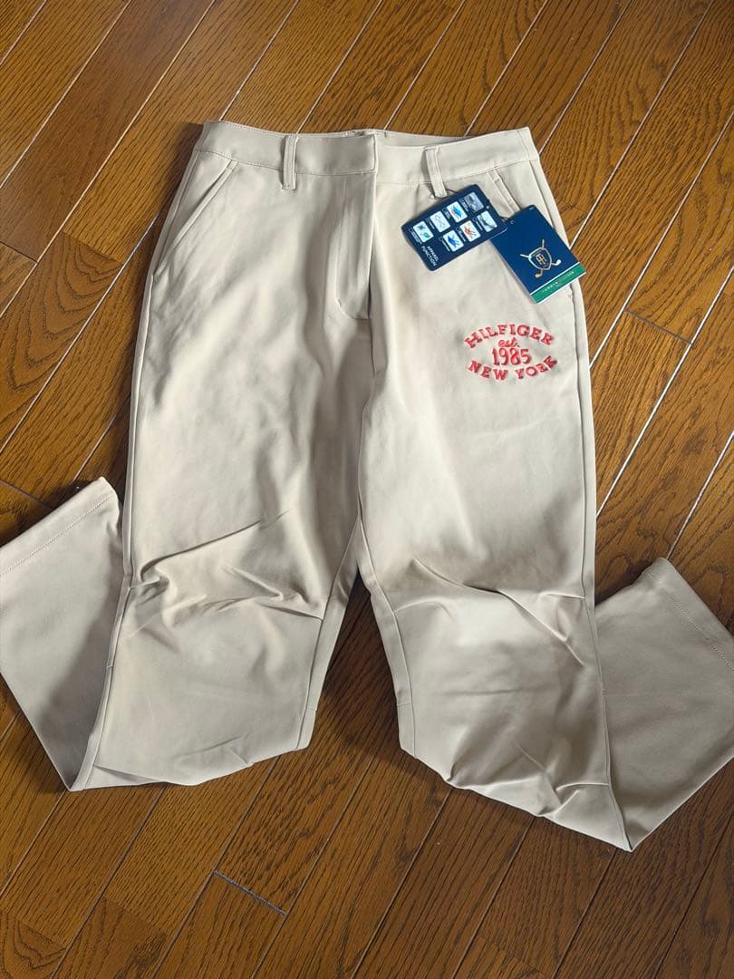 レディース、ゴルフパンツ ベージュ刺繍ロゴ、新品タグ付き！