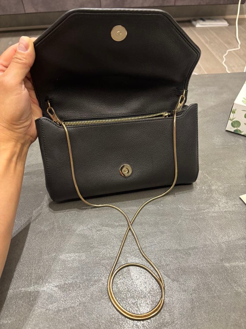 値下げしました！新品　ジパンシーレザー フラップクラッチバッグ定価142,800