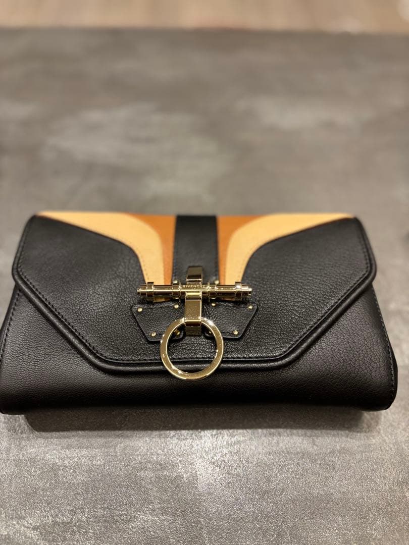 値下げしました！新品　ジパンシーレザー フラップクラッチバッグ定価142,800