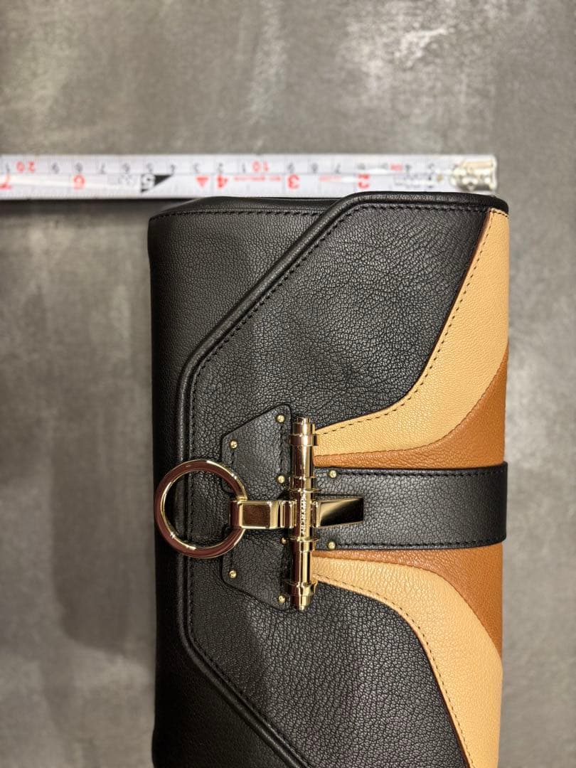 値下げしました！新品　ジパンシーレザー フラップクラッチバッグ定価142,800