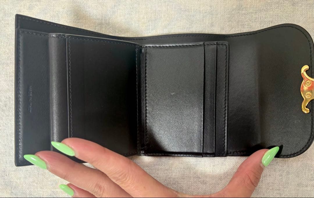 セリーヌ スモール フラップウォレット トリオンフ シャイニーカーフスキン 黒