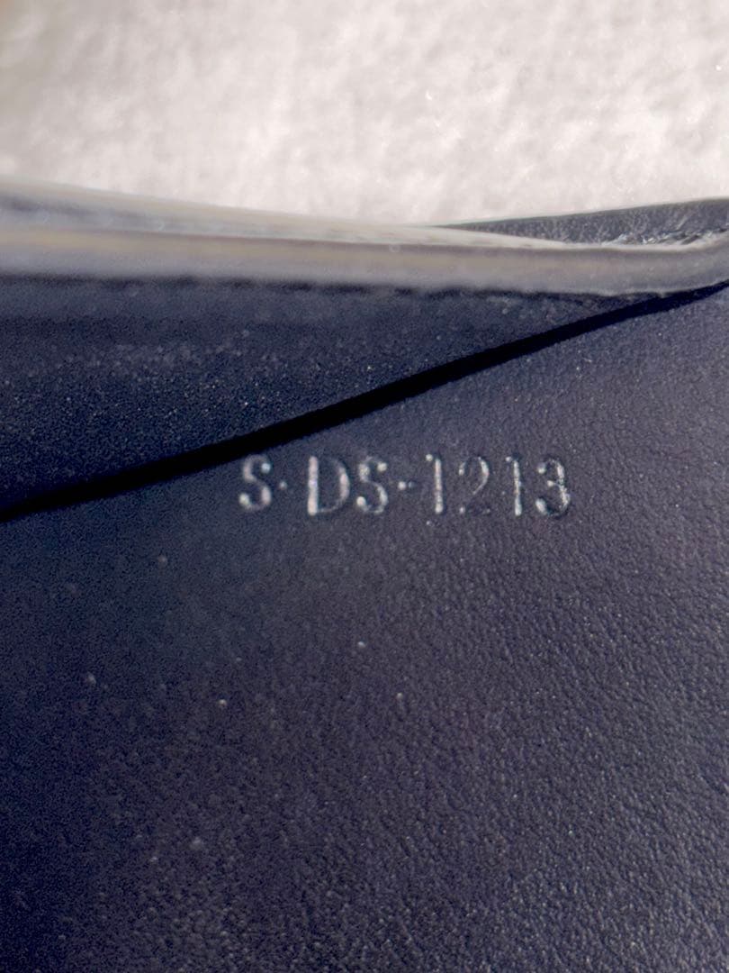 セリーヌ スモール フラップウォレット トリオンフ シャイニーカーフスキン 黒