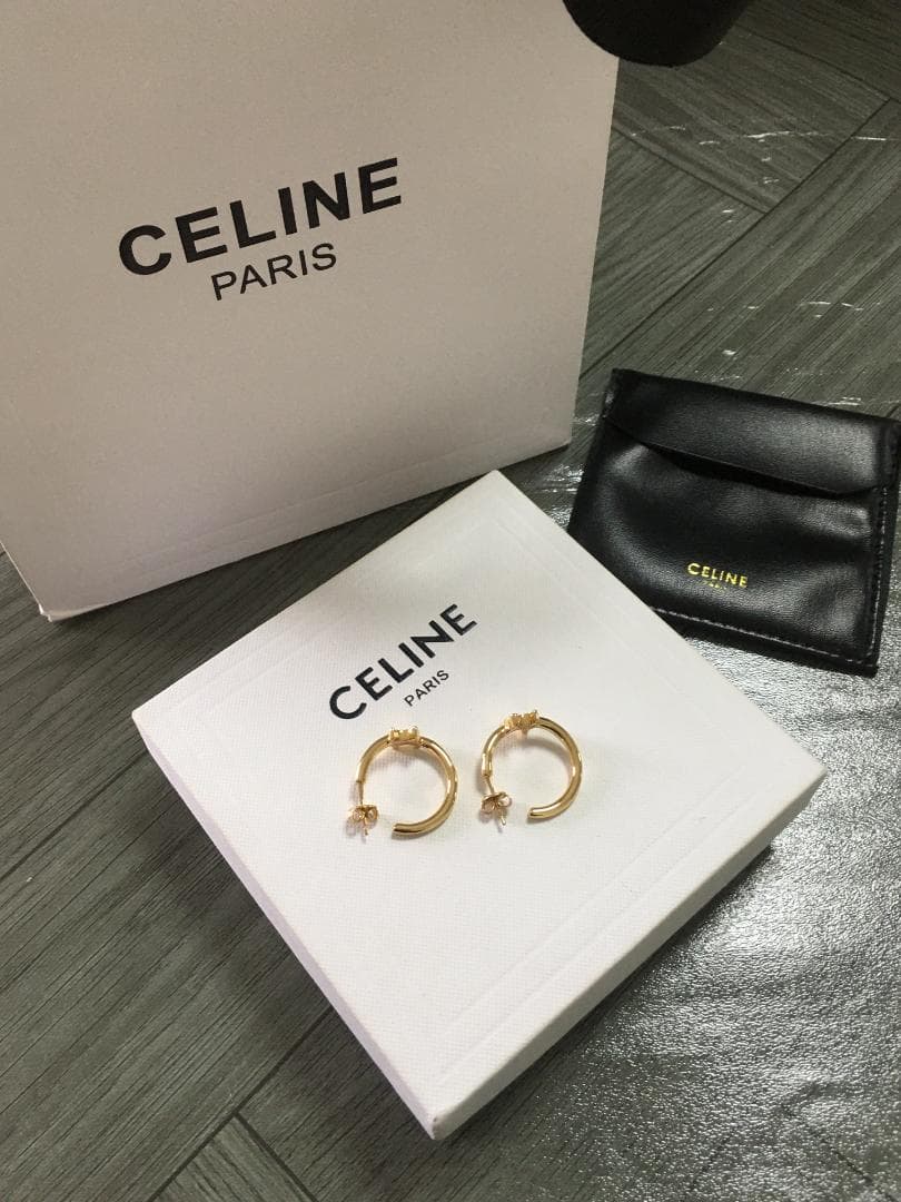 セリーヌ　ピアス　ゴールド　両耳用