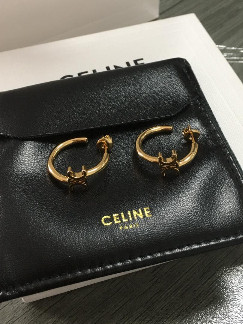 セリーヌ　ピアス　ゴールド　両耳用