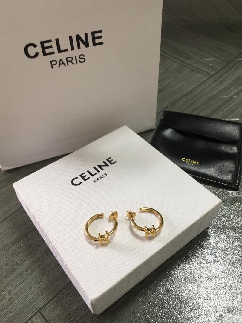 セリーヌ　ピアス　ゴールド　両耳用