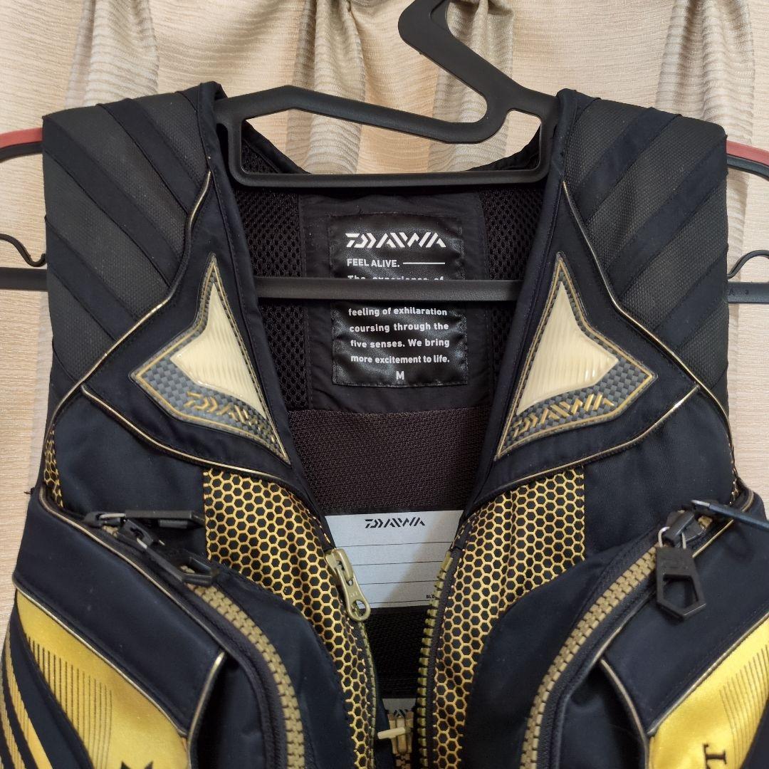 Daiwa Tournament ライフジャケットM 黒/金ダイワ　トーナメント