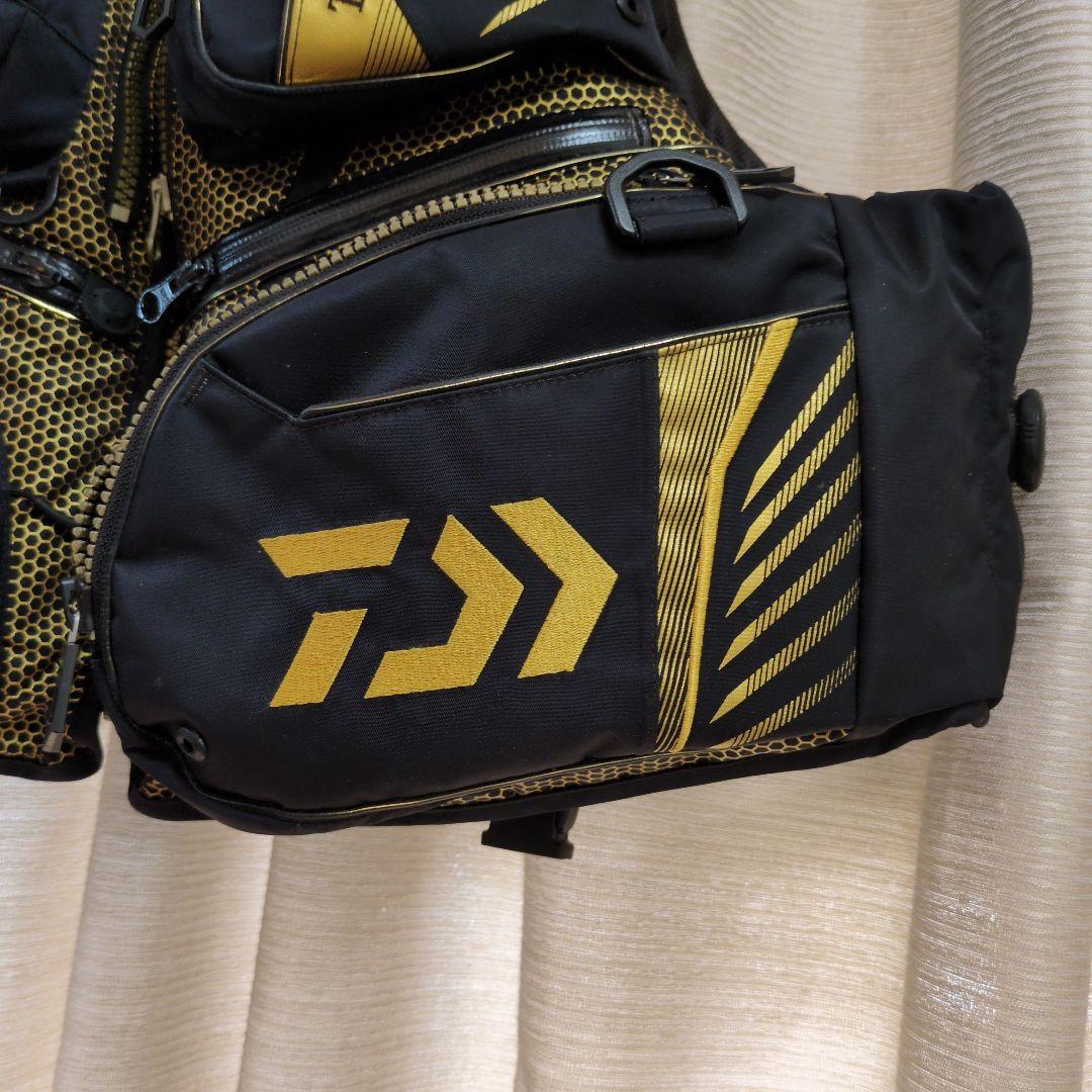 Daiwa Tournament ライフジャケットM 黒/金ダイワ　トーナメント