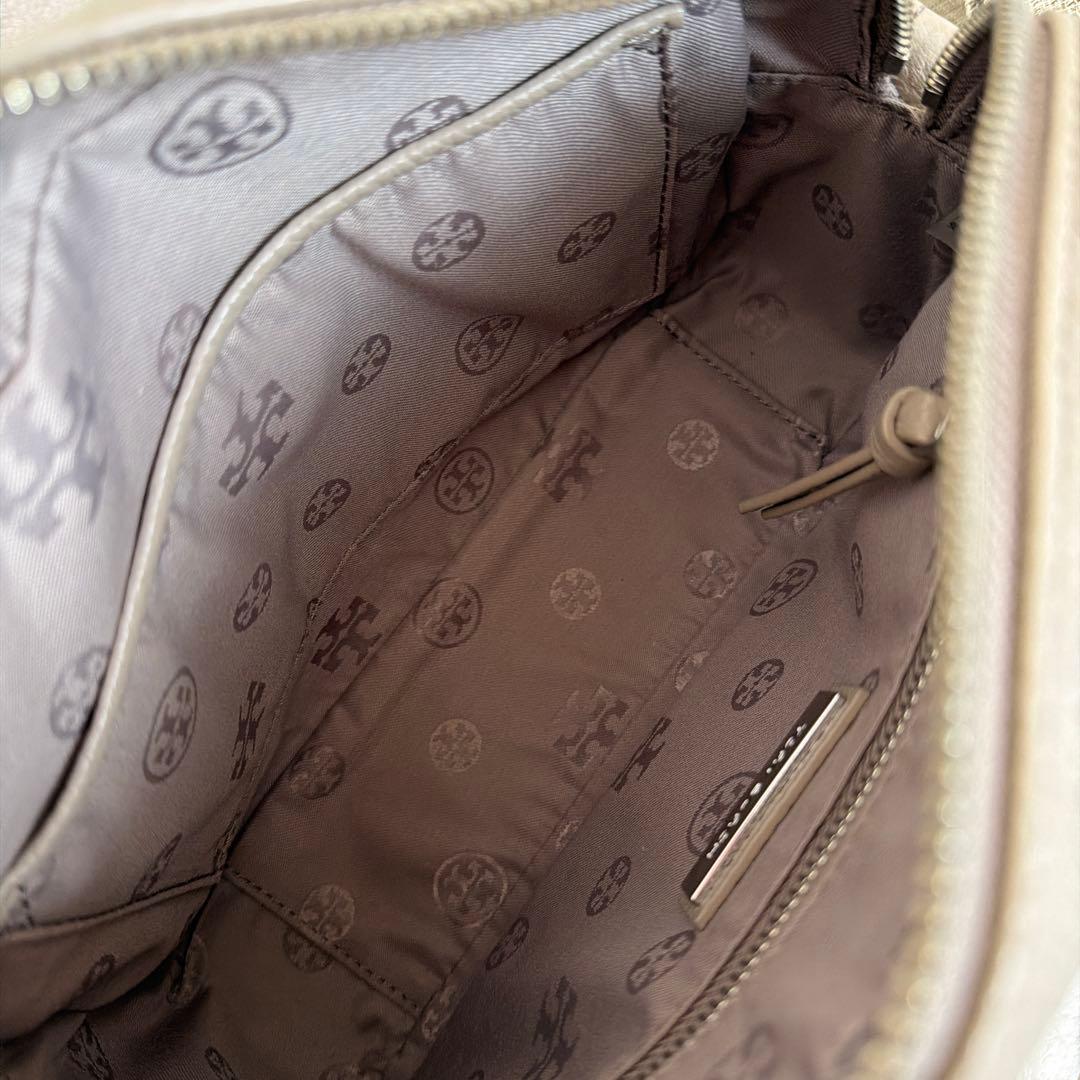 トリーバーチ ショルダーバッグ　カメラバッグ タッセル ベージュ