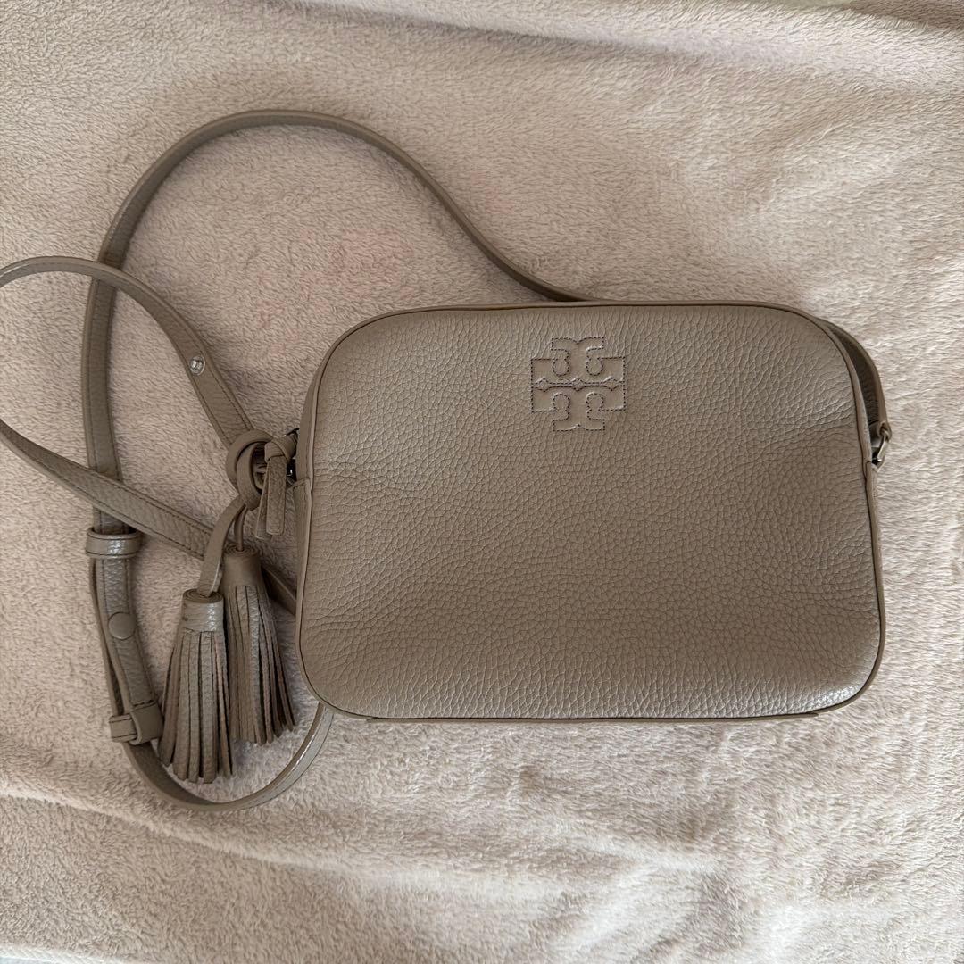 トリーバーチ ショルダーバッグ　カメラバッグ タッセル ベージュ