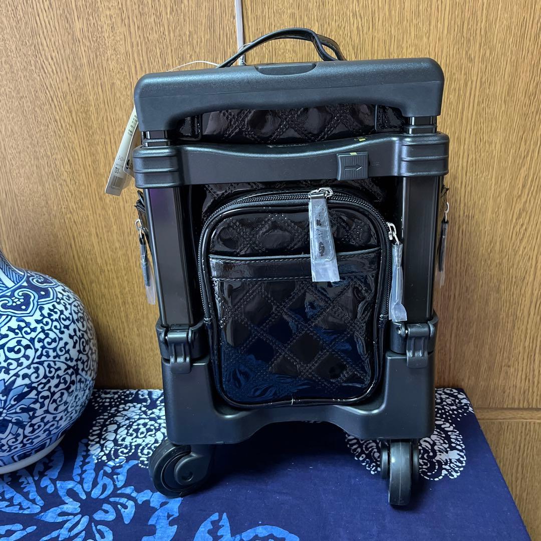 新品　スワニー　エナメルブラック キャリーケース