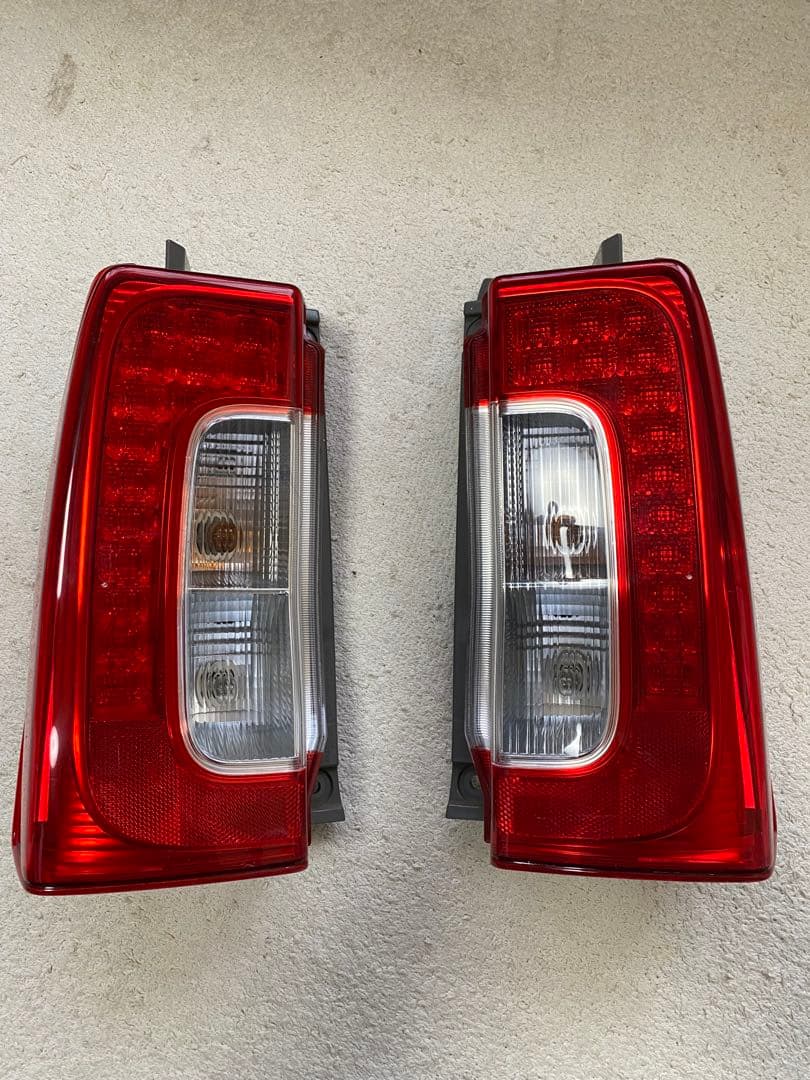 ダイハツ タントLA600S 純正テールランプ 左右(後期)