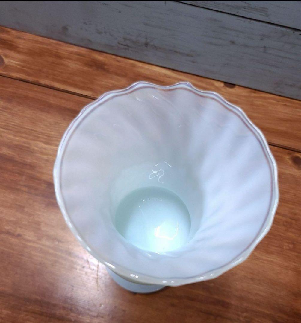 フランスアンティーク オパリンガラス フラワーベース フリル 花瓶 花器