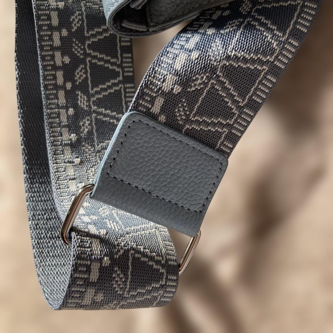 イアパピヨネワイドテープレザー ショルダーバッグ