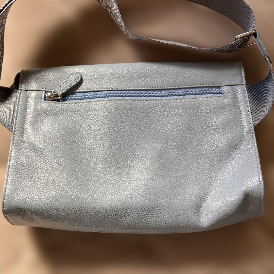 イアパピヨネワイドテープレザー ショルダーバッグ