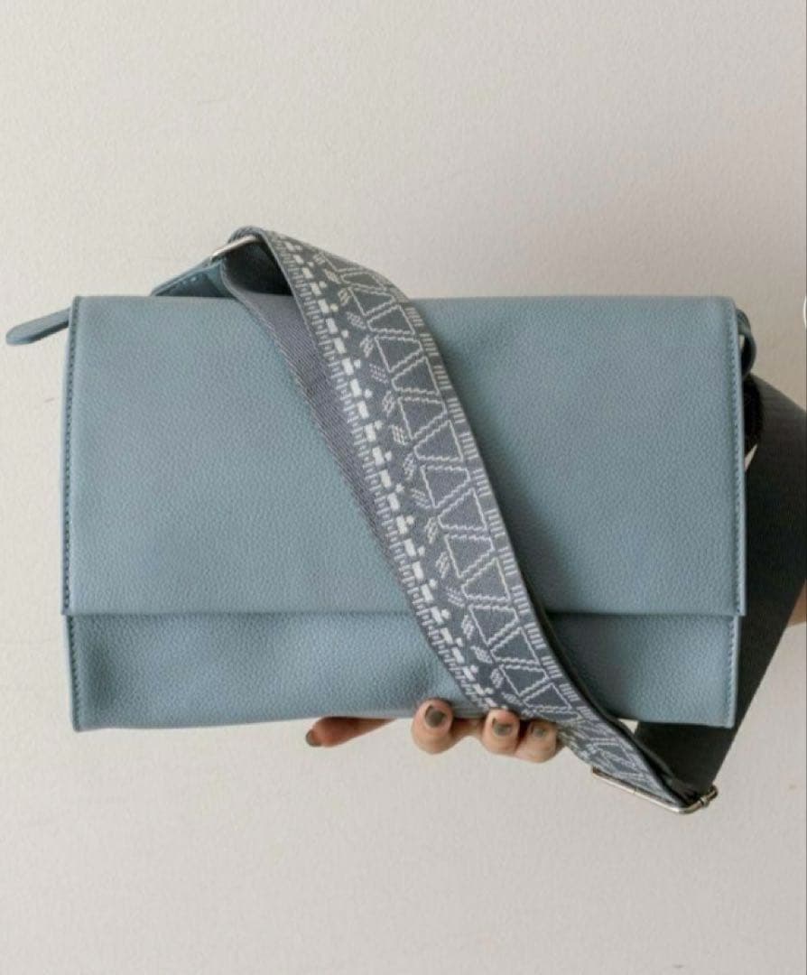 イアパピヨネワイドテープレザー ショルダーバッグ