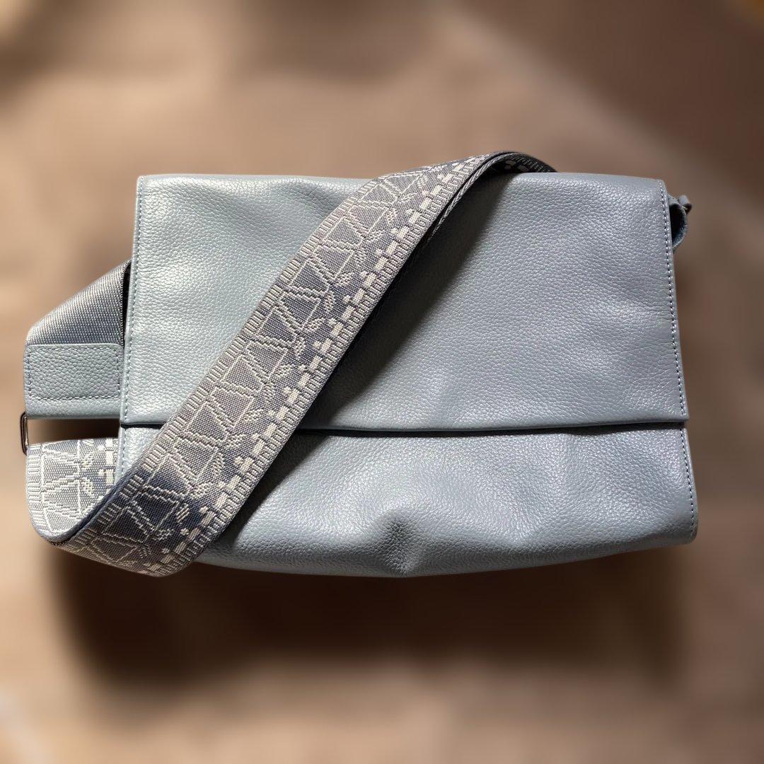 イアパピヨネワイドテープレザー ショルダーバッグ