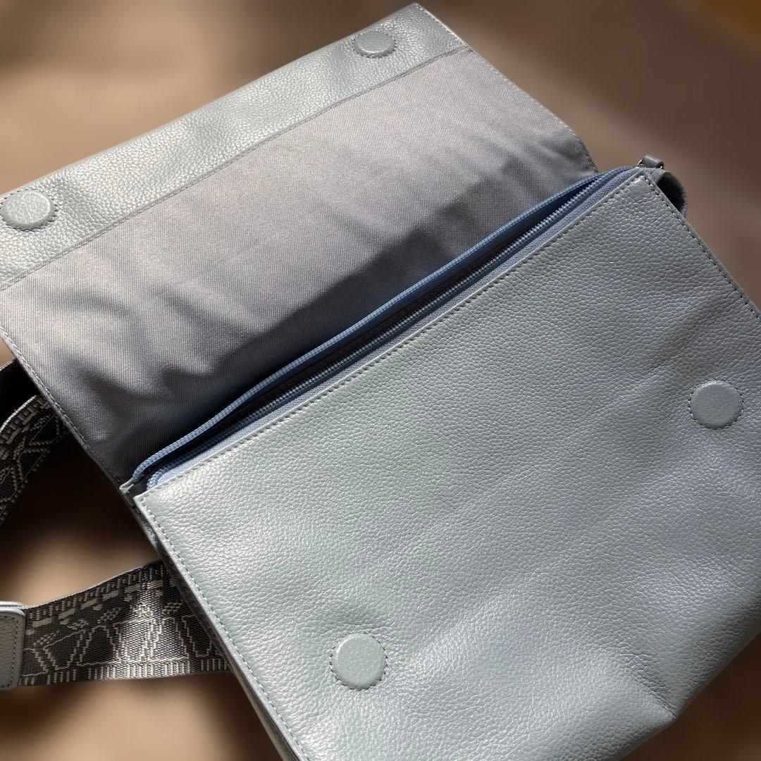 イアパピヨネワイドテープレザー ショルダーバッグ