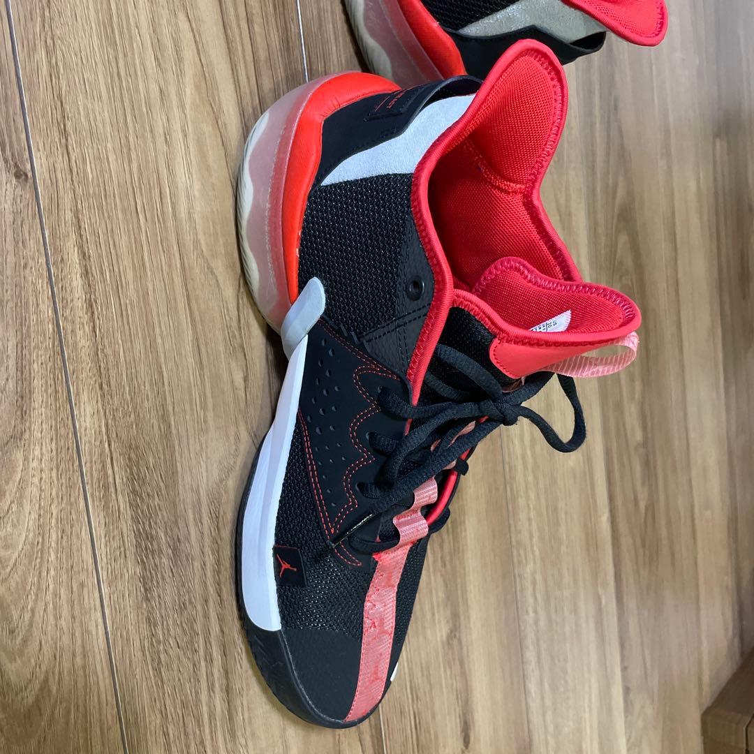 バスケットボールシューズ 黒/赤ジョーダン