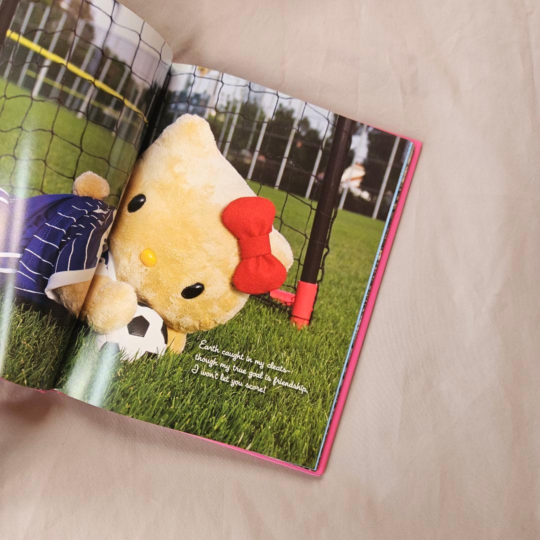 Hello Kitty through the seasons キティ写真集