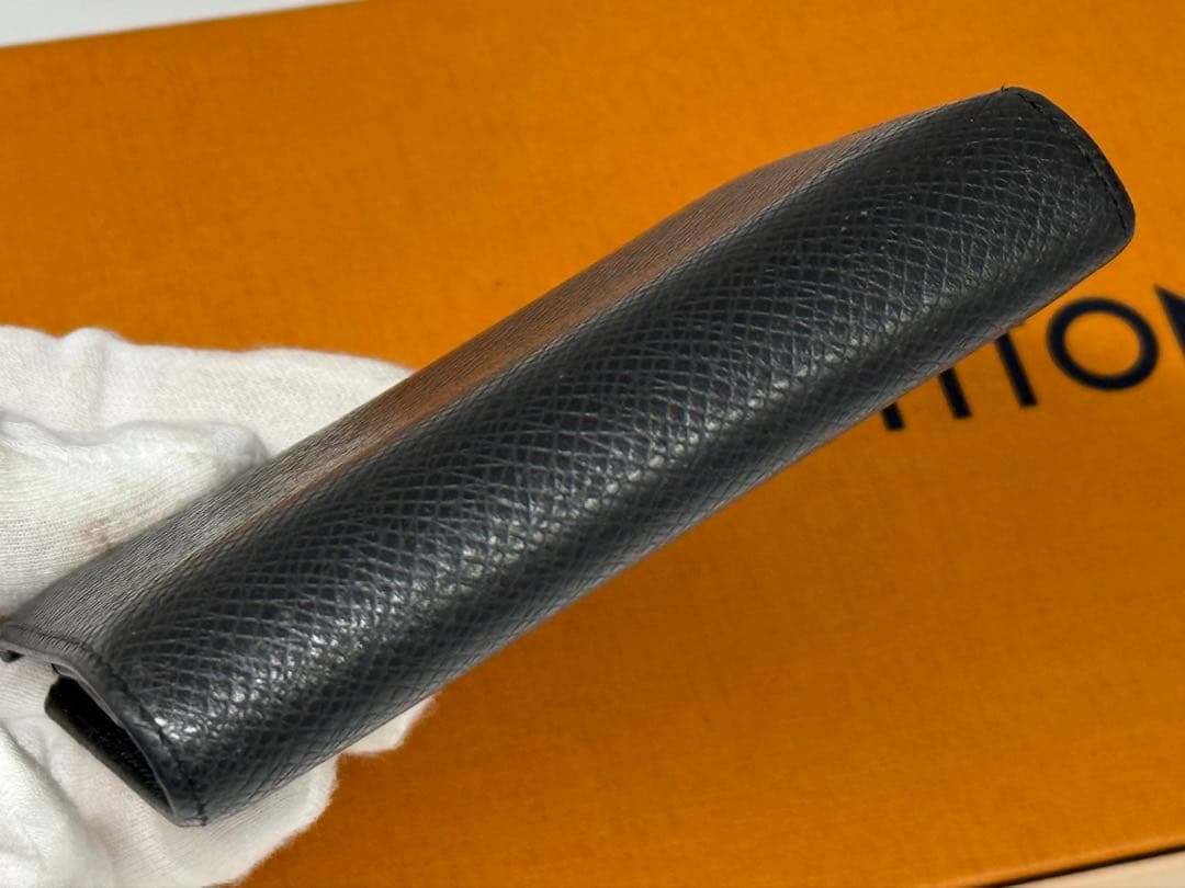 良品！ルイヴィトン　タイガ　小銭入れ付き二つ折り財布　アルドワーズ　黒系