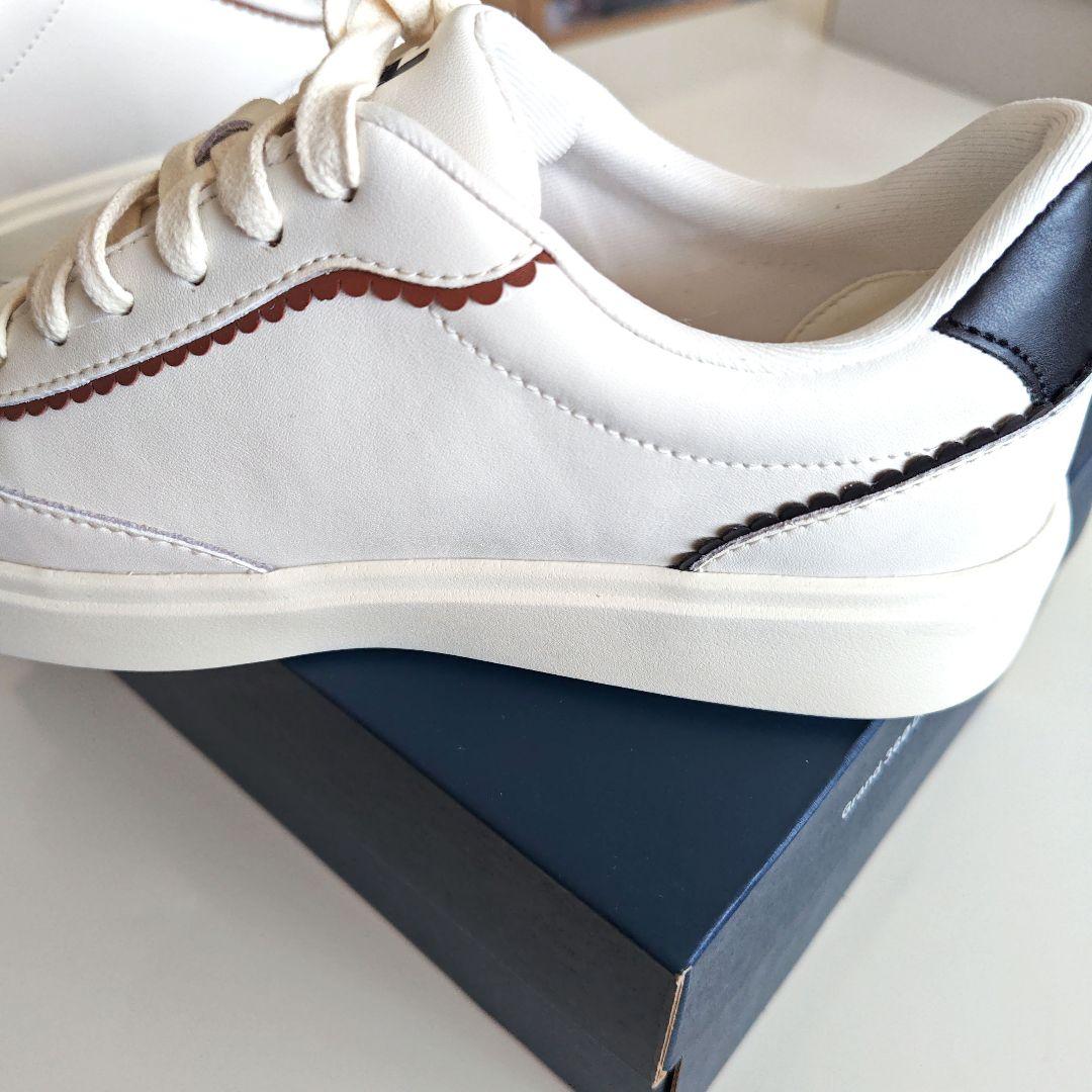 COLE HAAN/コールハーンレディーススニーカー 25㌢クリーム　新品未使用