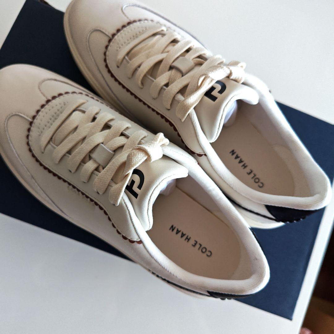 COLE HAAN/コールハーンレディーススニーカー 25㌢クリーム　新品未使用