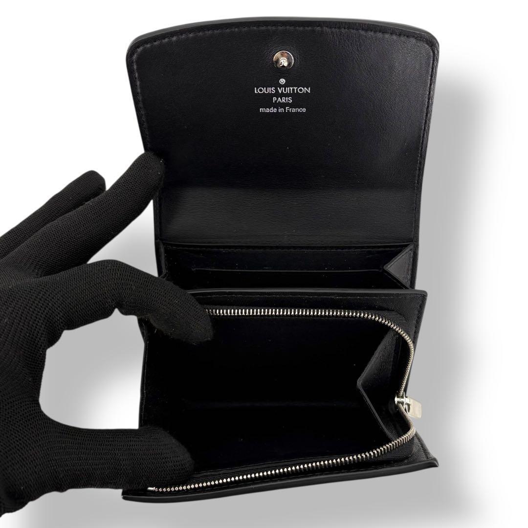 ルイヴィトン モノグラム マヒナ ポルトフォイユイリスコンパクト 二つ折り財布