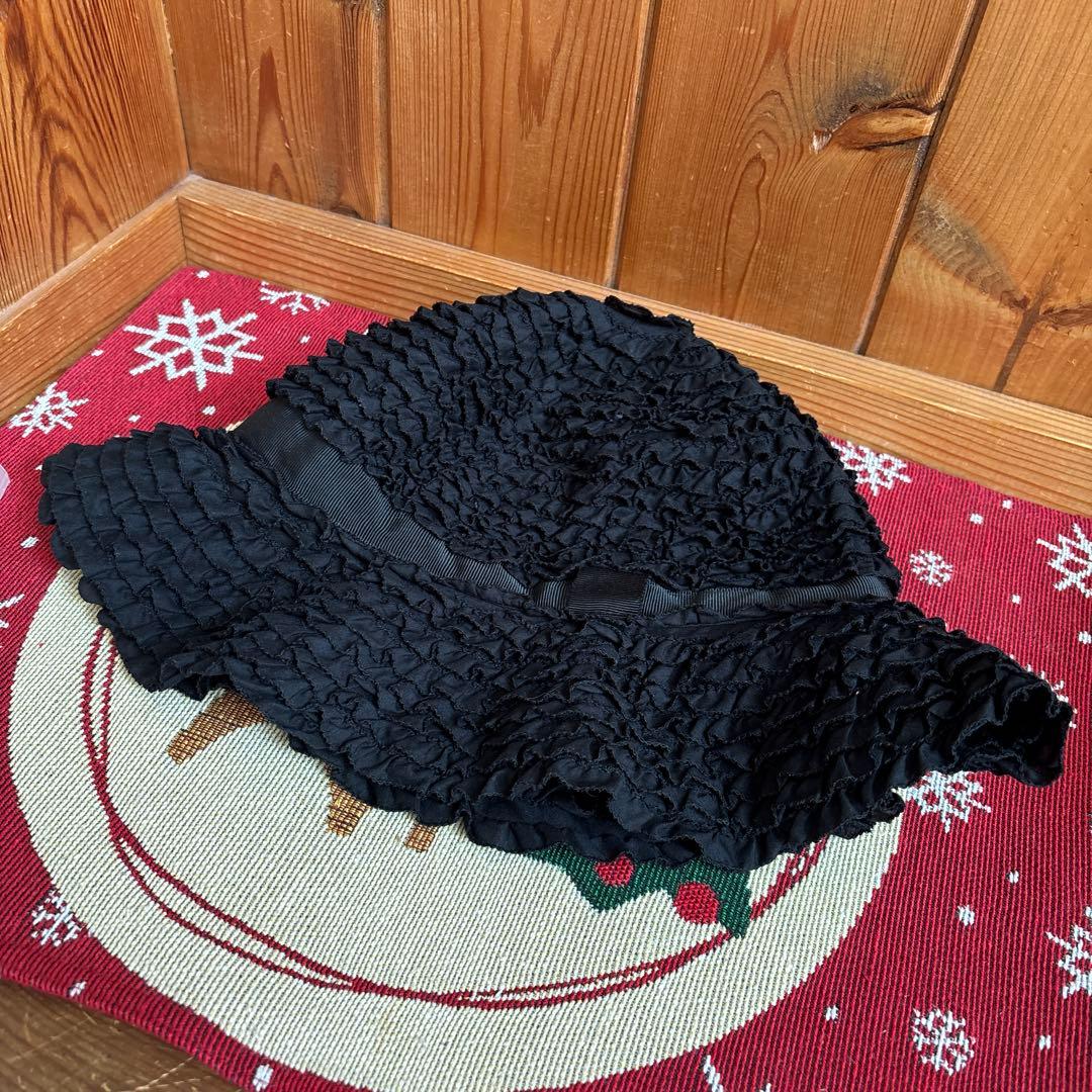 黒いフリルデザインのカジュアルハットワンダフルワールドピコフリル帽子